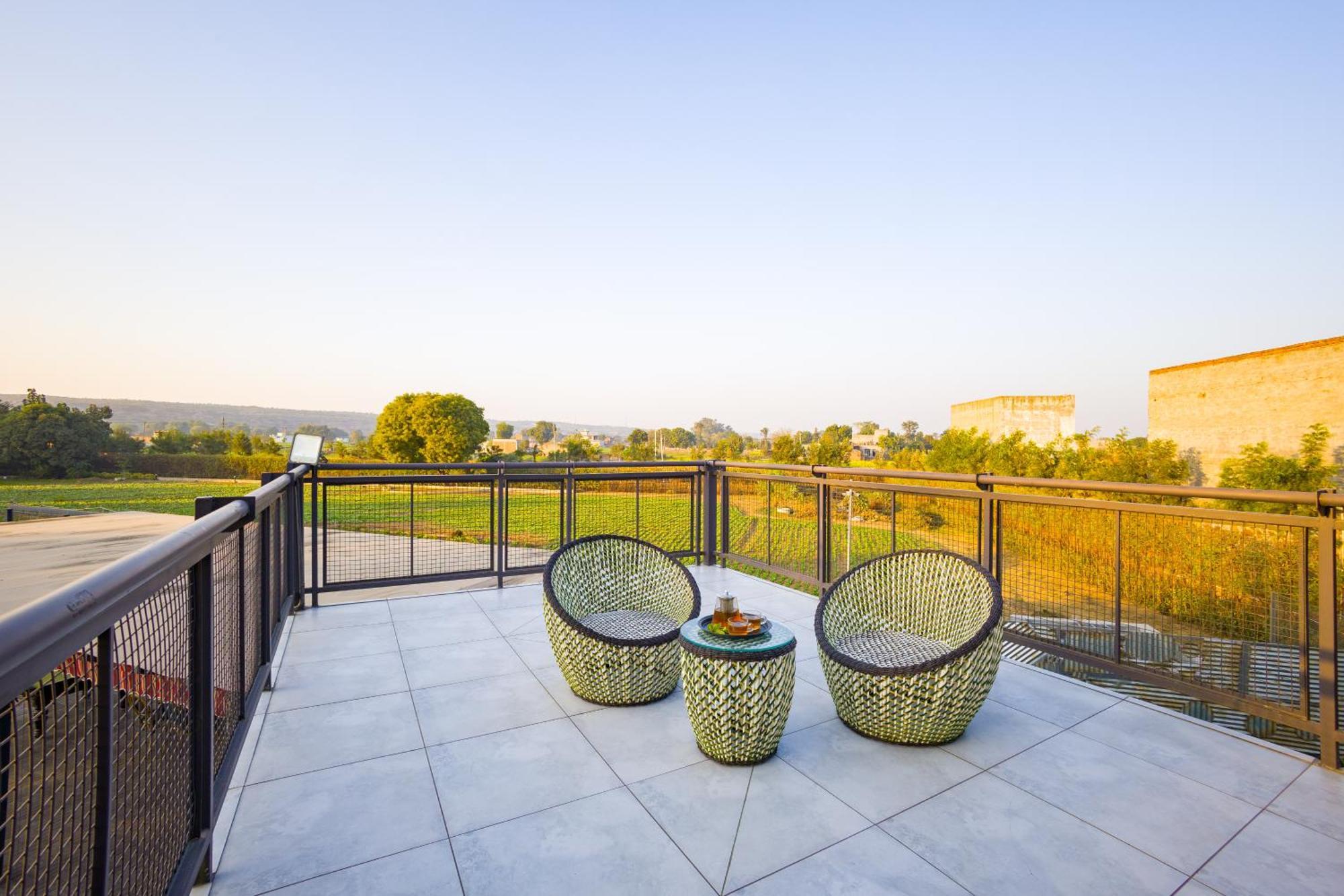 Villa Elivaas Hidden Oasis 4Bhk With Pool, Mud House & Container House Dhauj Exterior foto